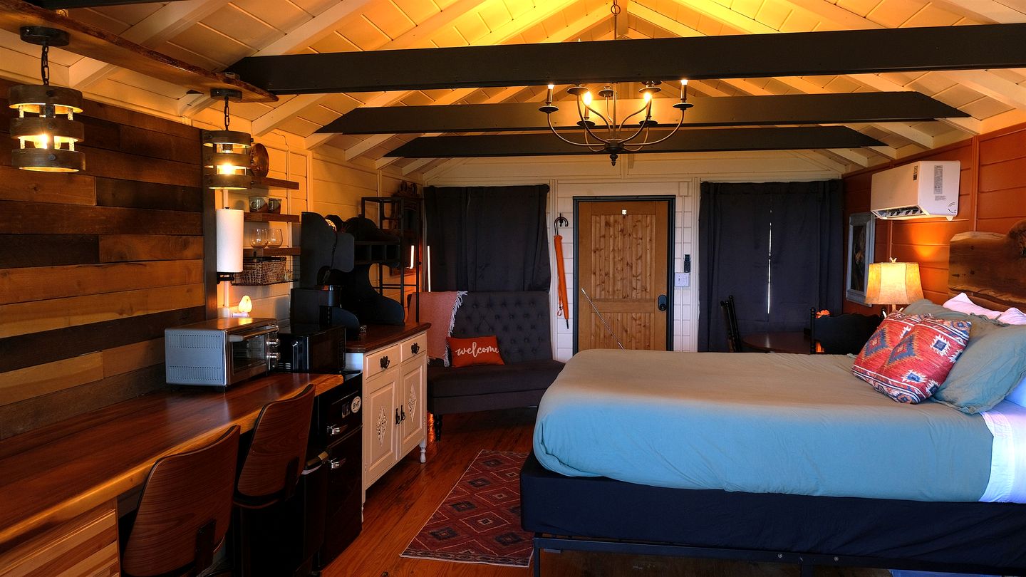 Peaceful Mountain Cabin with Long-Range Views near Black Mountain, North Carolina