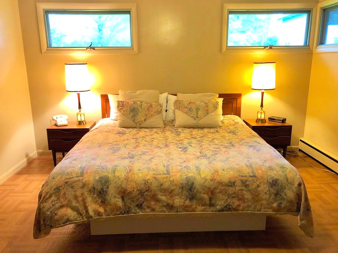 Cozy Lakefront Home, Cabins, Clifford, United States of America