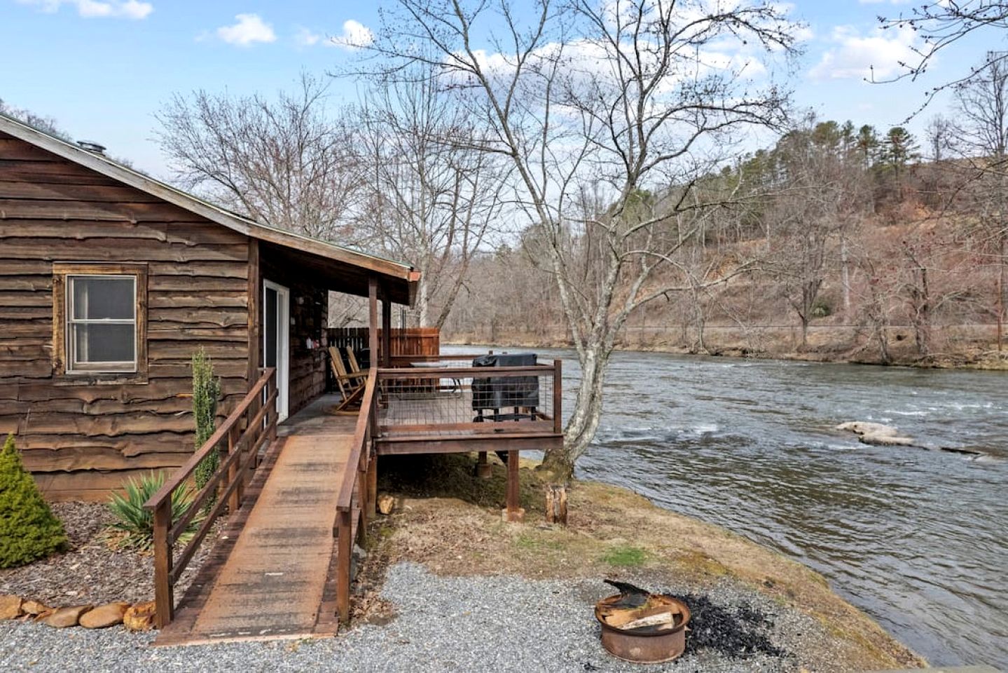 Charming Cabin with Stunning Mountain Views and Fire Pit in Sylva, North Carolina