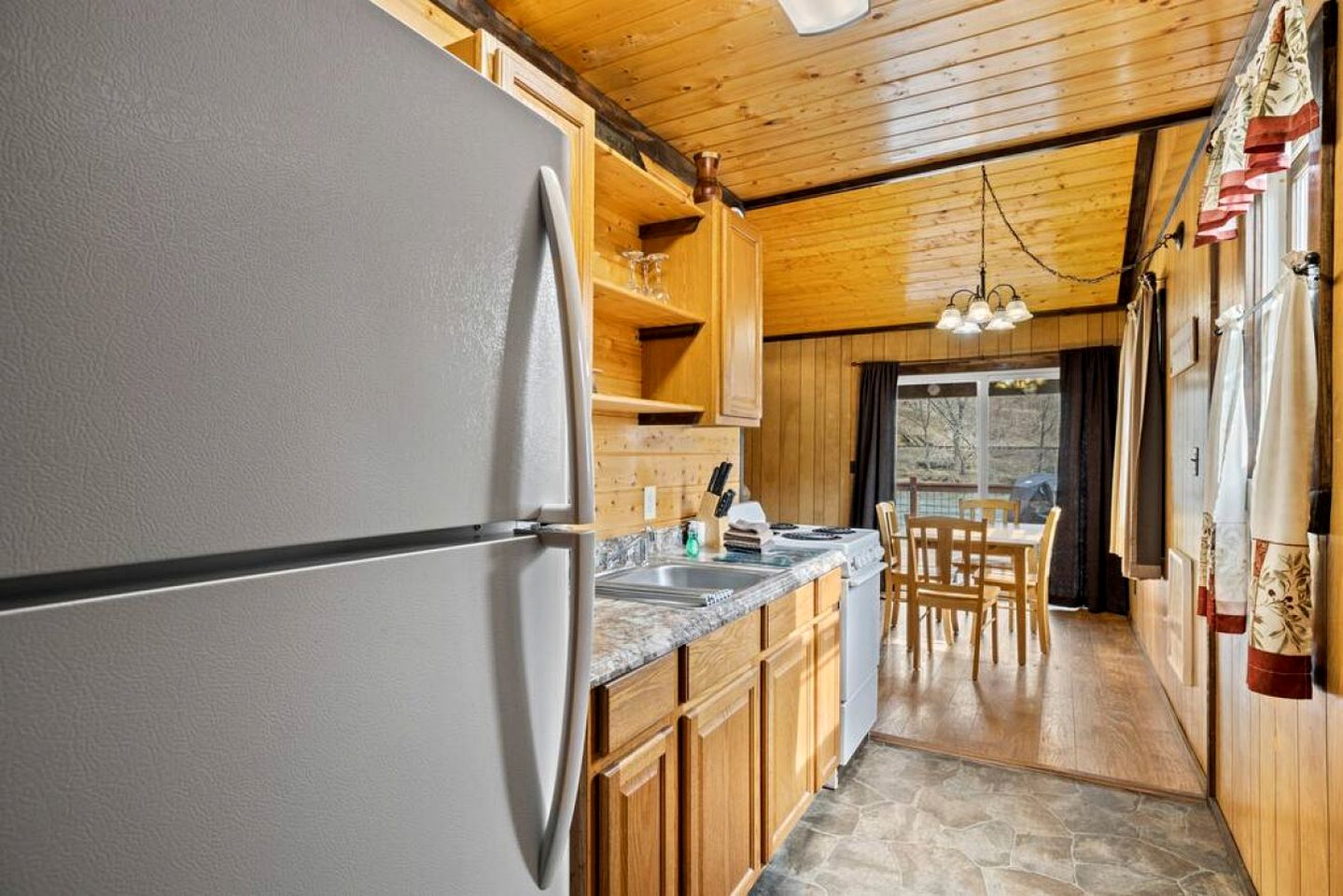 Charming Cabin with Stunning Mountain Views and Fire Pit in Sylva, North Carolina