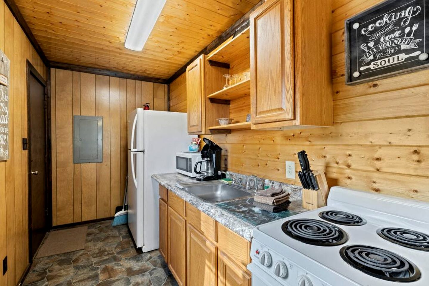 Charming Cabin with Stunning Mountain Views and Fire Pit in Sylva, North Carolina