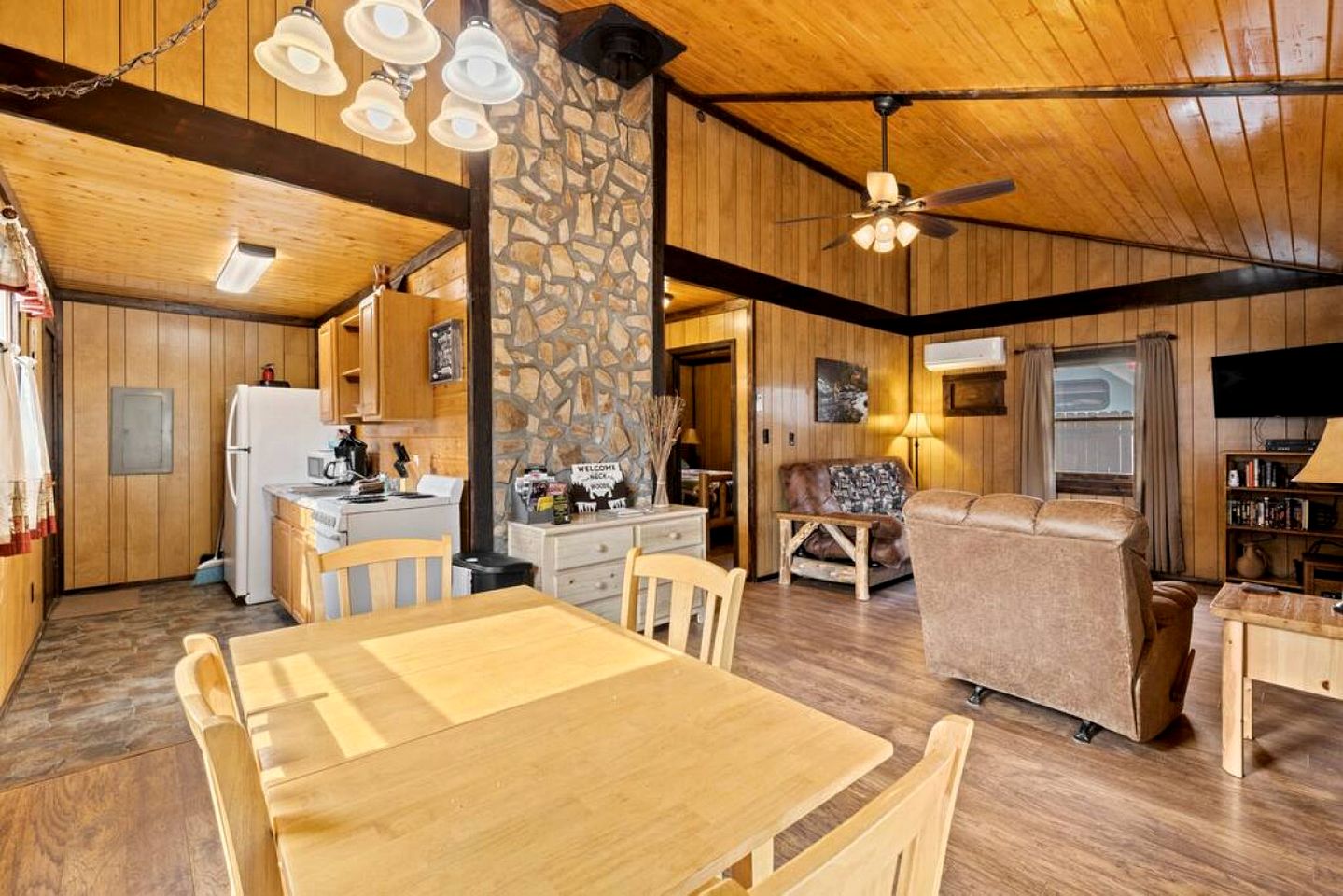 Charming Cabin with Stunning Mountain Views and Fire Pit in Sylva, North Carolina