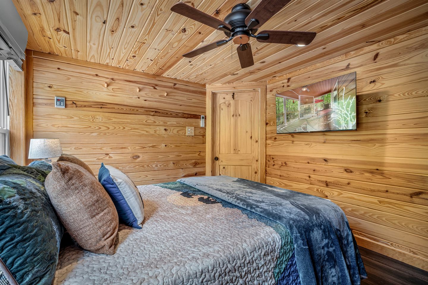 Peaceful Secluded Cabin with Hot Tub and Fantastic Views of the Surrounding Woods in Mentone, Alabama