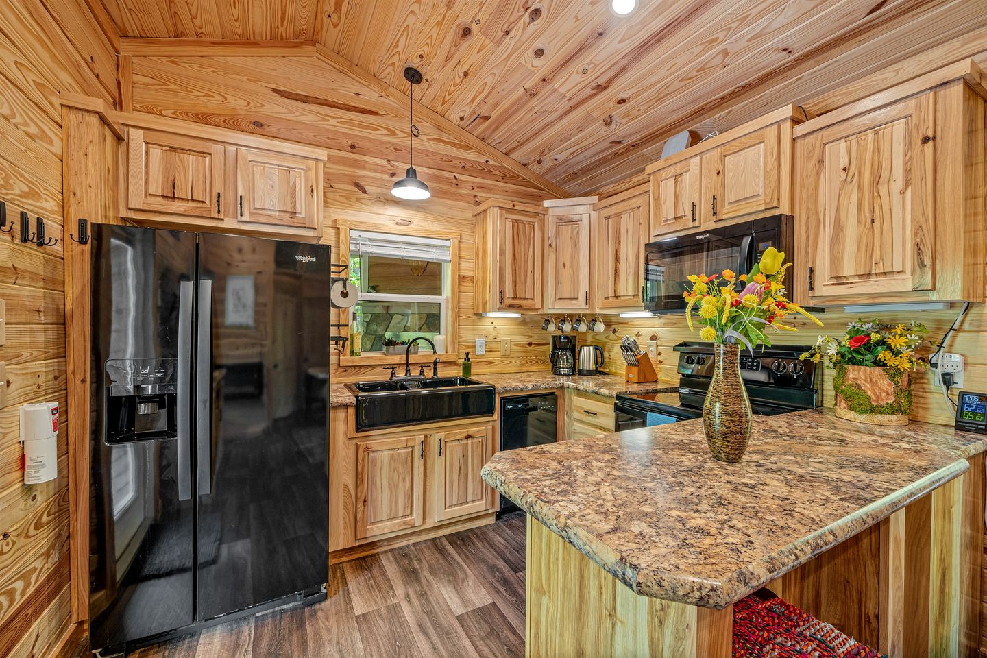 Peaceful Secluded Cabin with Hot Tub and Fantastic Views of the Surrounding Woods in Mentone, Alabama