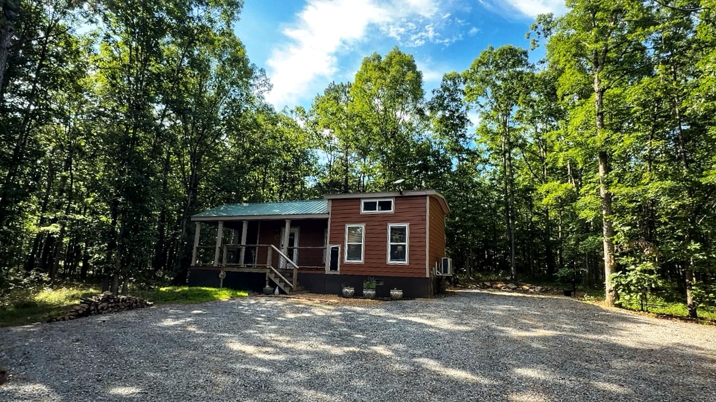 Peaceful Secluded Cabin with Hot Tub and Fantastic Views of the Surrounding Woods in Mentone, Alabama