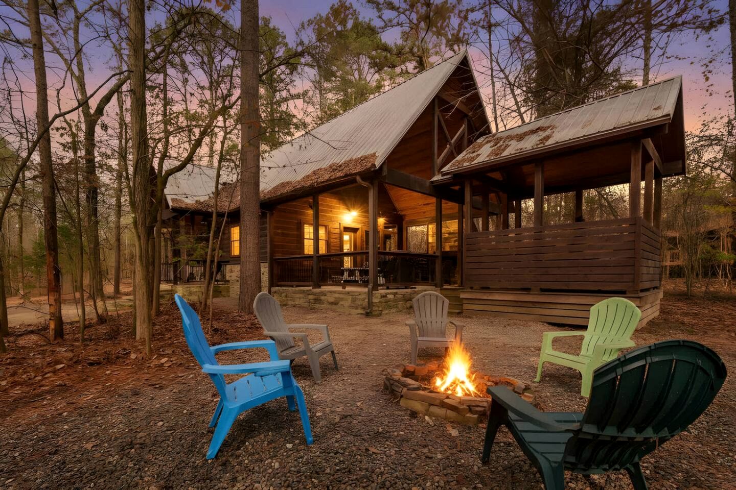 Peaceful Secluded Cabin with Hot Tub, Game Room & Fireplaces Near Beavers Bend State Park, Broken Bow OK
