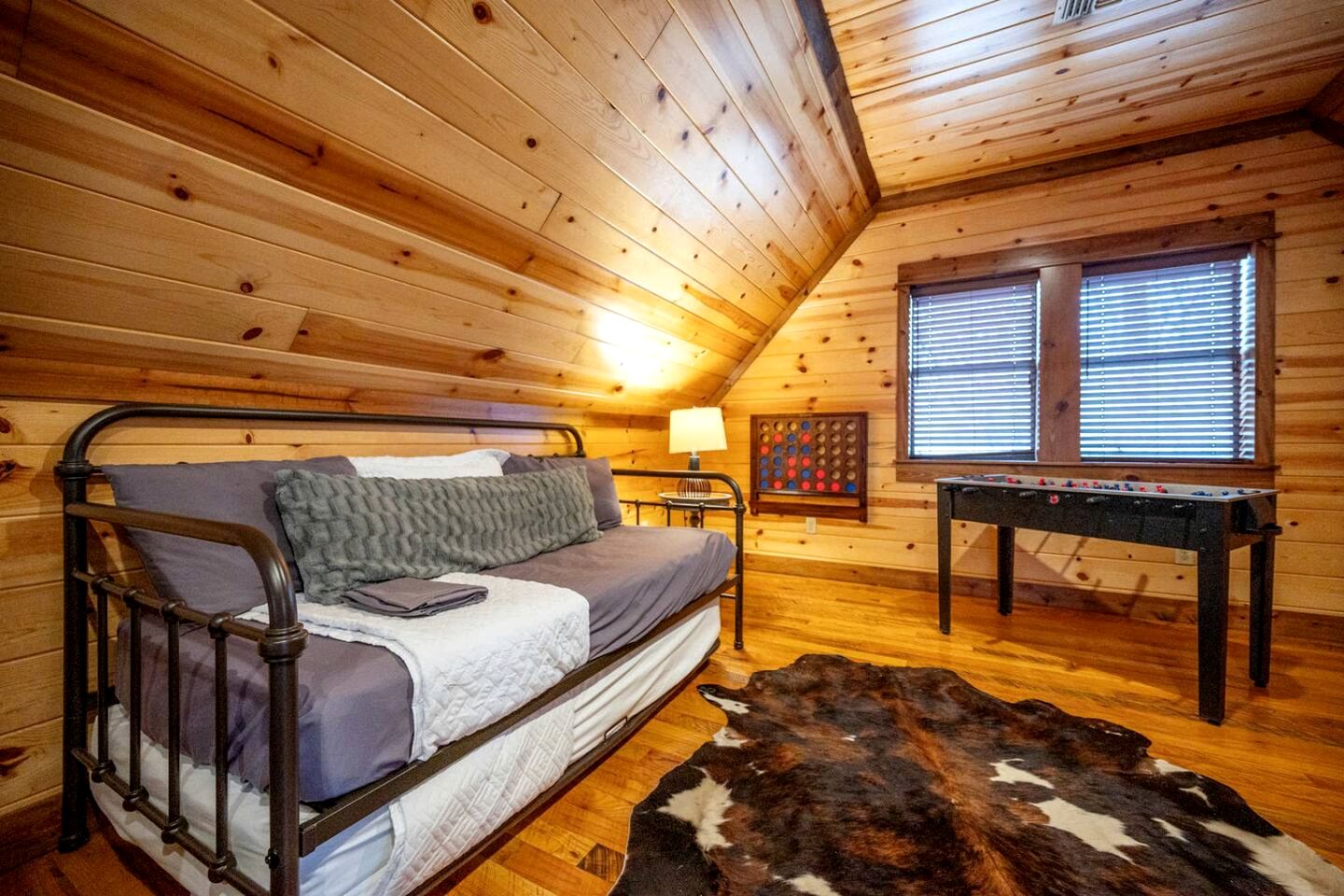 Peaceful Secluded Cabin with Hot Tub, Game Room & Fireplaces Near Beavers Bend State Park, Broken Bow OK