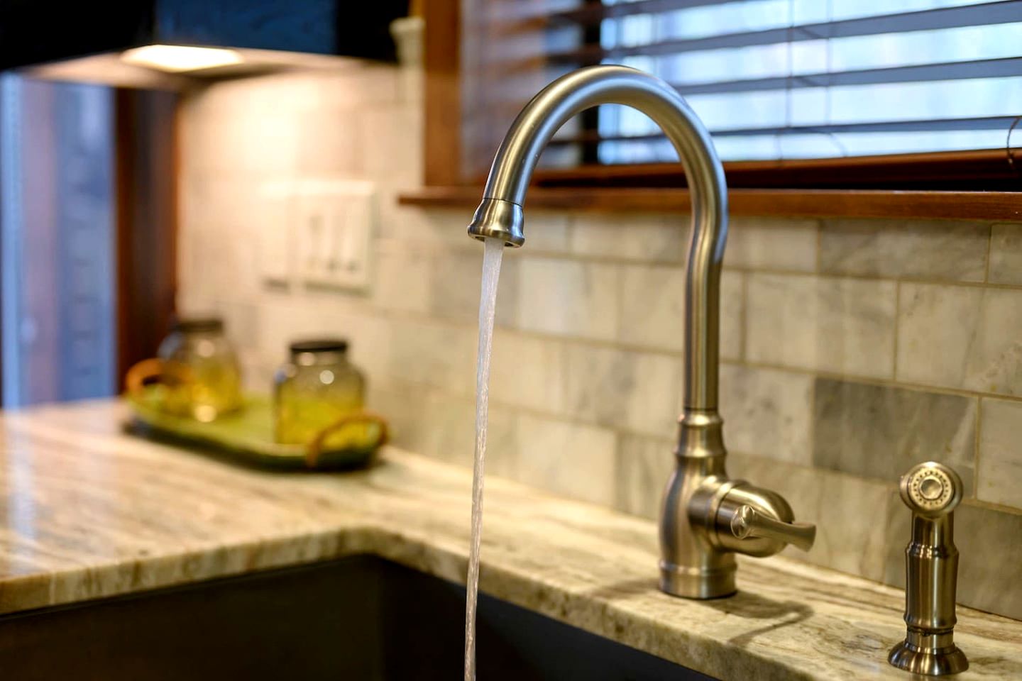 Peaceful Secluded Cabin with Hot Tub, Game Room & Fireplaces Near Beavers Bend State Park, Broken Bow OK