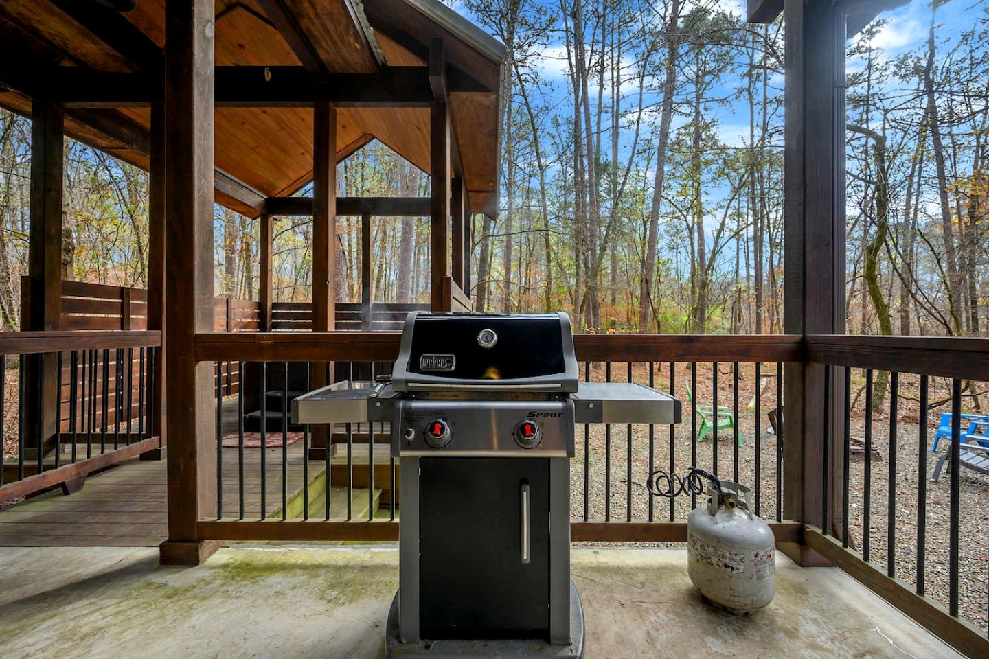 Peaceful Secluded Cabin with Hot Tub, Game Room & Fireplaces Near Beavers Bend State Park, Broken Bow OK