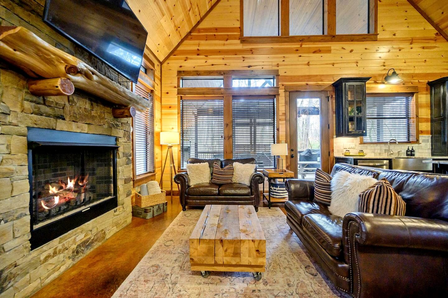 Peaceful Secluded Cabin with Hot Tub, Game Room & Fireplaces Near Beavers Bend State Park, Broken Bow OK