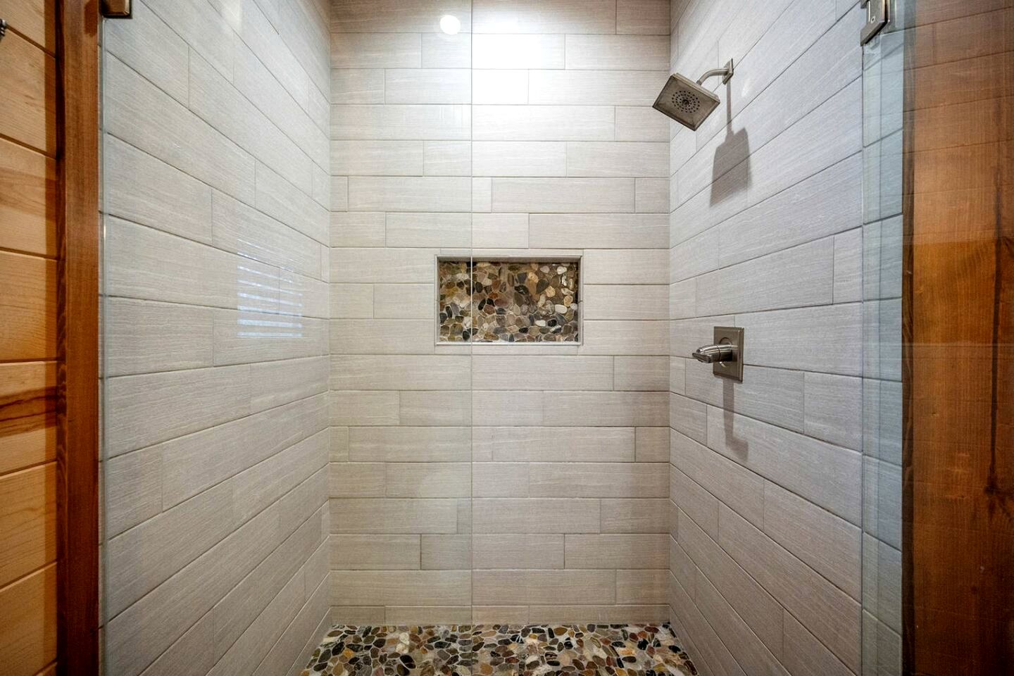 Peaceful Secluded Cabin with Hot Tub, Game Room & Fireplaces Near Beavers Bend State Park, Broken Bow OK