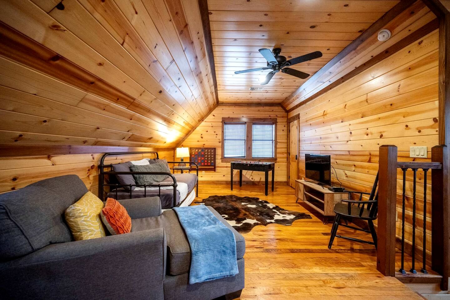 Peaceful Secluded Cabin with Hot Tub, Game Room & Fireplaces Near Beavers Bend State Park, Broken Bow OK