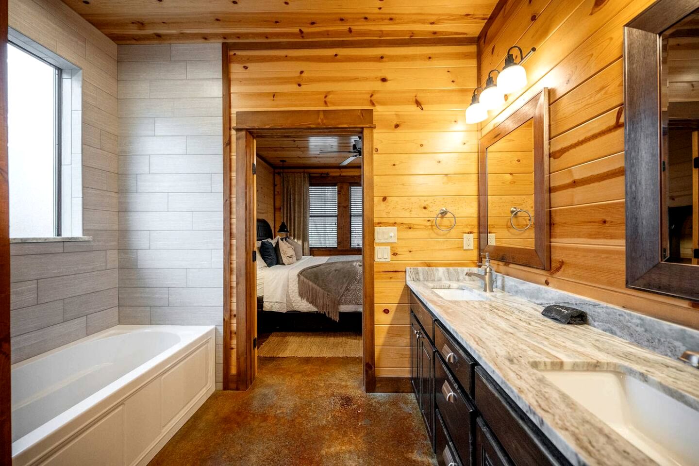 Peaceful Secluded Cabin with Hot Tub, Game Room & Fireplaces Near Beavers Bend State Park, Broken Bow OK