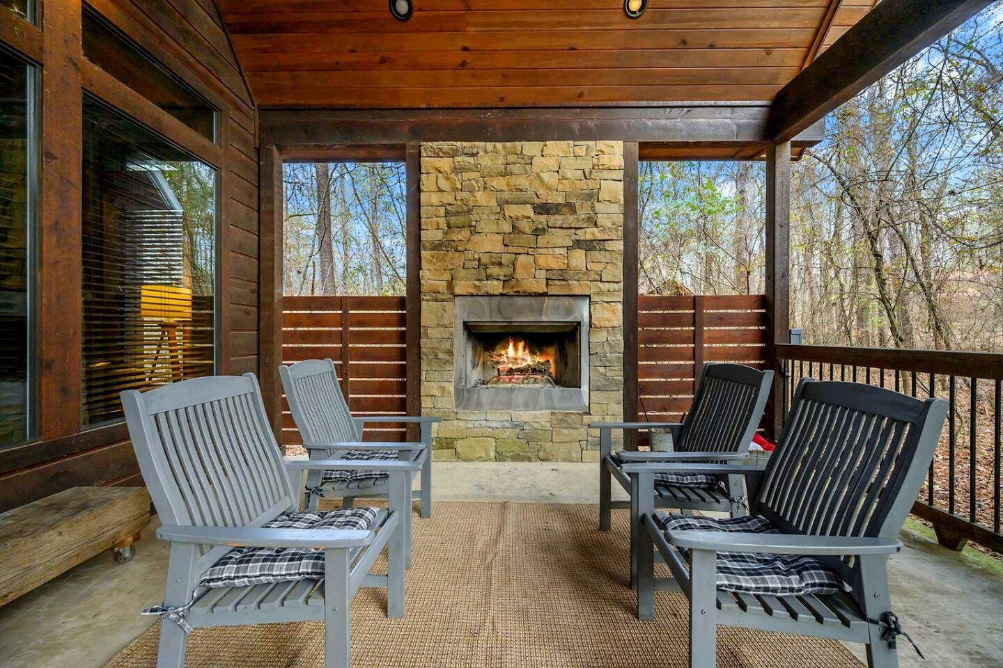 Peaceful Secluded Cabin with Hot Tub, Game Room & Fireplaces Near Beavers Bend State Park, Broken Bow OK