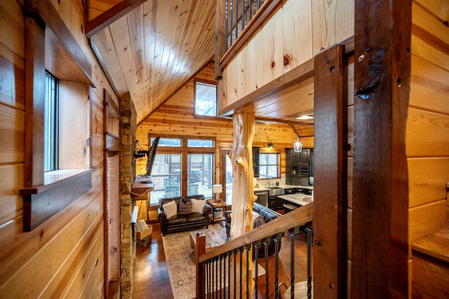 Peaceful Secluded Cabin with Hot Tub, Game Room & Fireplaces Near Beavers Bend State Park, Broken Bow OK