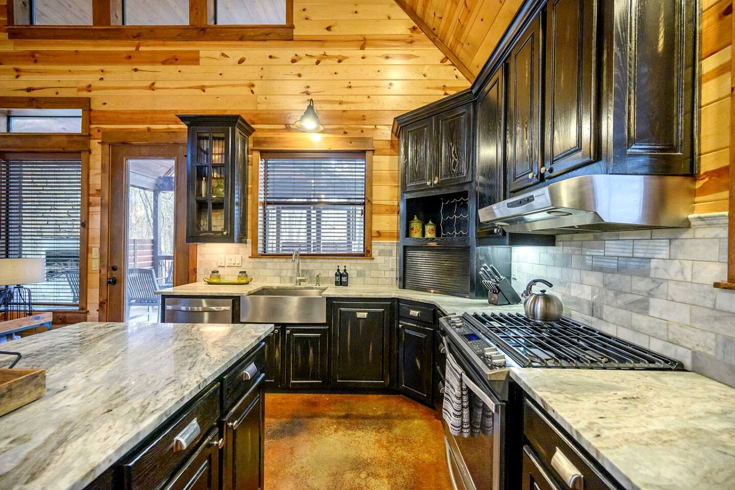 Peaceful Secluded Cabin with Hot Tub, Game Room & Fireplaces Near Beavers Bend State Park, Broken Bow OK