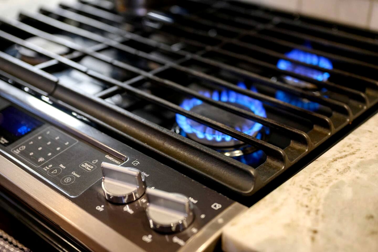 Peaceful Secluded Cabin with Hot Tub, Game Room & Fireplaces Near Beavers Bend State Park, Broken Bow OK