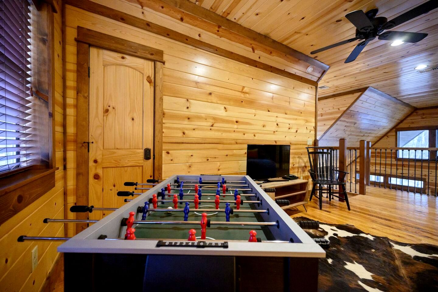 Peaceful Secluded Cabin with Hot Tub, Game Room & Fireplaces Near Beavers Bend State Park, Broken Bow OK