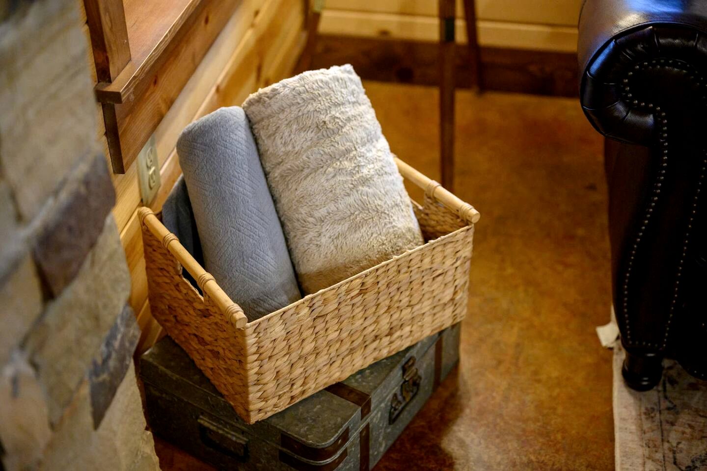 Peaceful Secluded Cabin with Hot Tub, Game Room & Fireplaces Near Beavers Bend State Park, Broken Bow OK