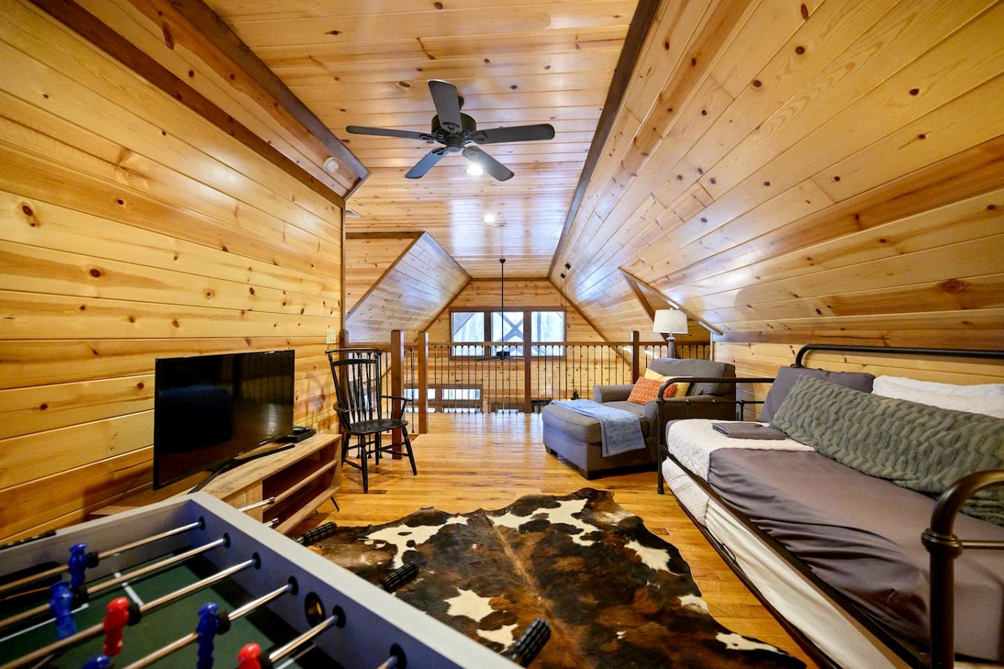 Peaceful Secluded Cabin with Hot Tub, Game Room & Fireplaces Near Beavers Bend State Park, Broken Bow OK