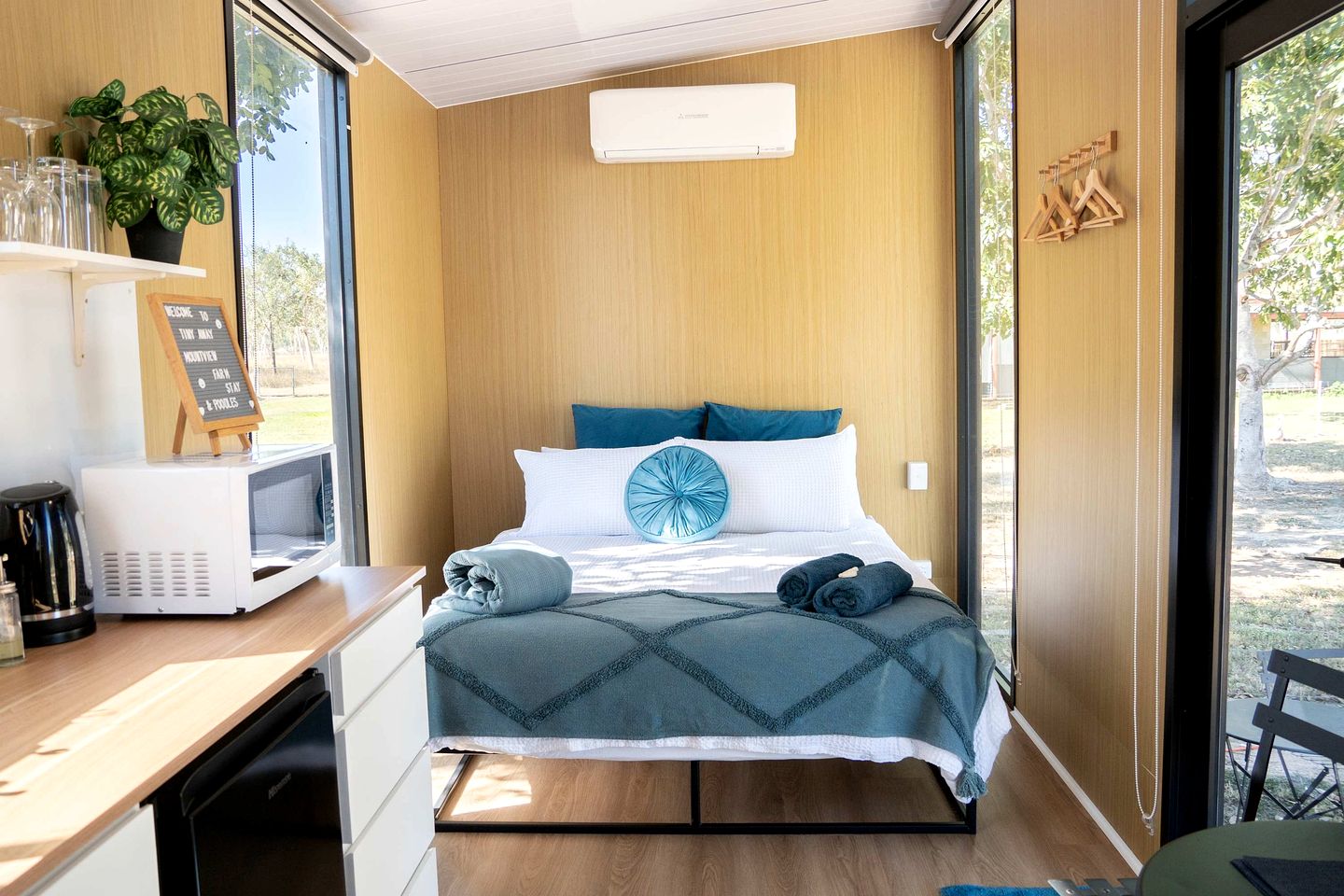 Peaceful Tiny House with Breathtaking Sunsets in Victoria