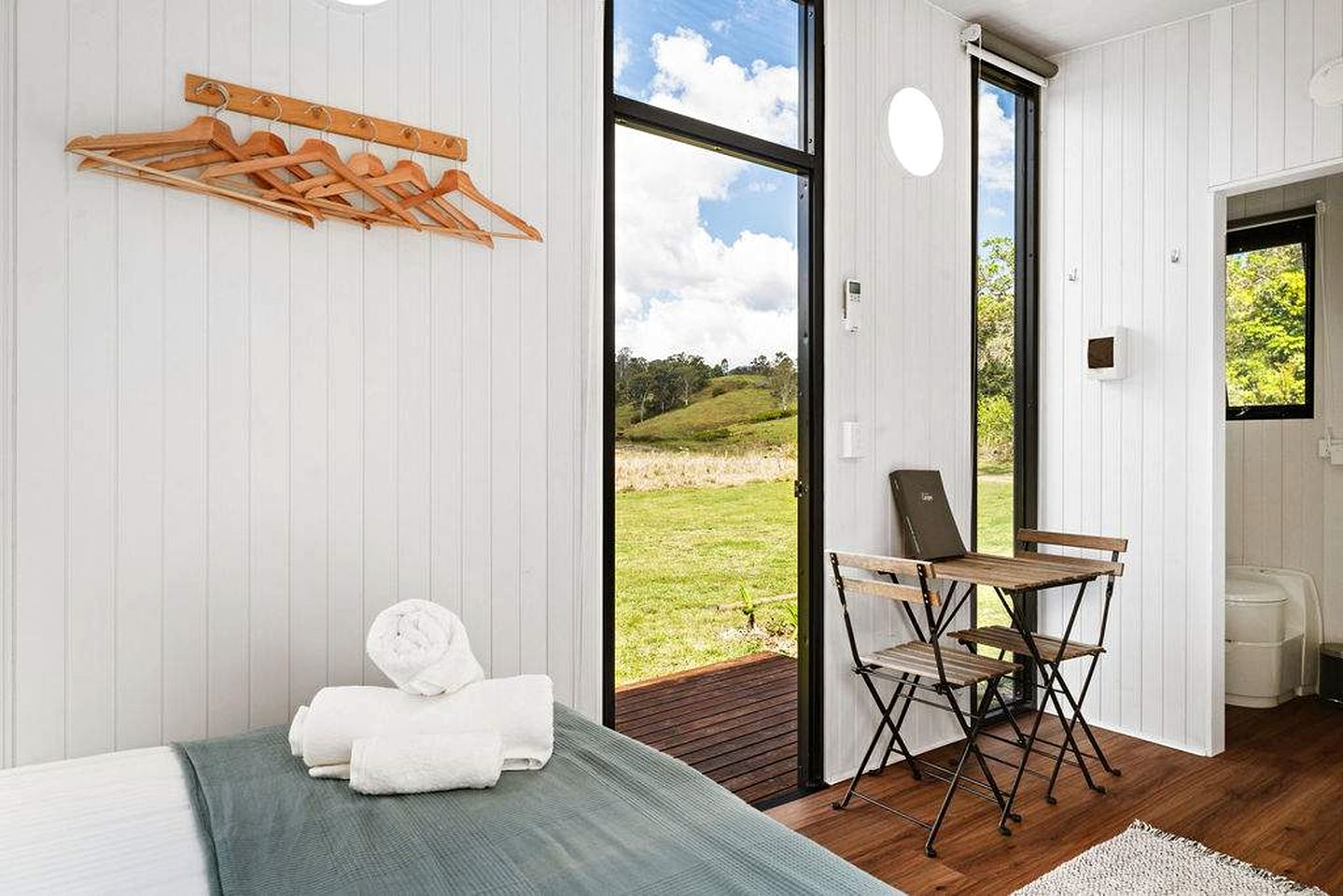 Peaceful Tiny House Retreat with Breathtaking Countryside Views in Queensland