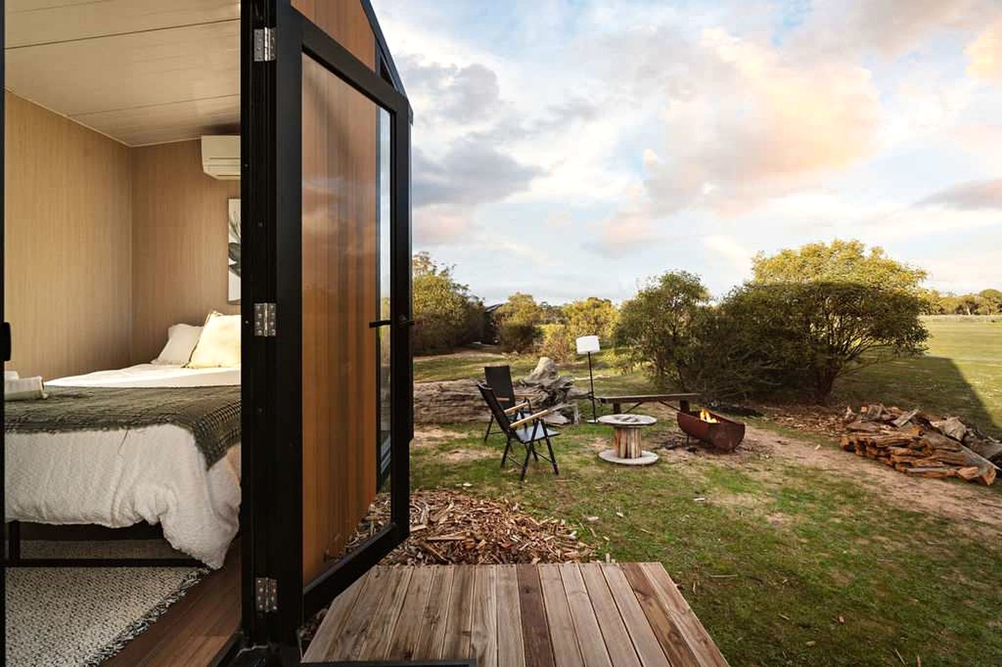 Peaceful Tiny House Retreat with Fire Pit and Landscape Views in Victoria