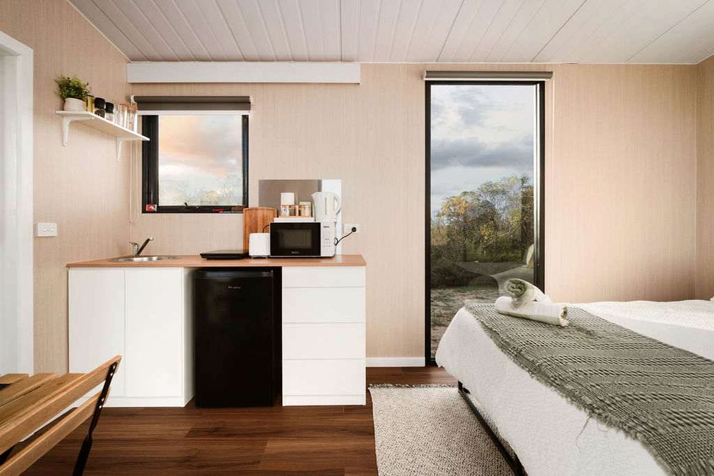 Peaceful Tiny House Retreat with Fire Pit and Landscape Views in Victoria