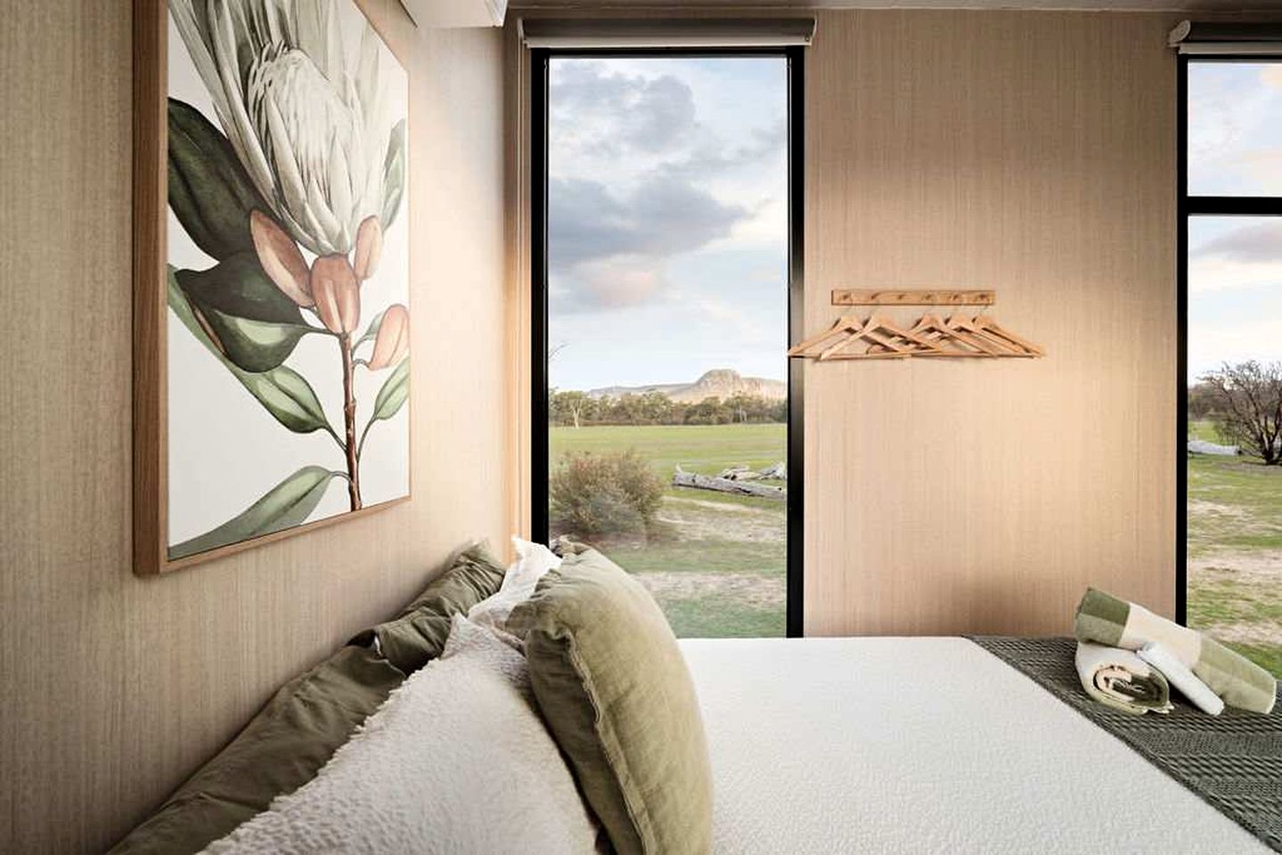 Peaceful Tiny House Retreat with Fire Pit and Landscape Views in Victoria