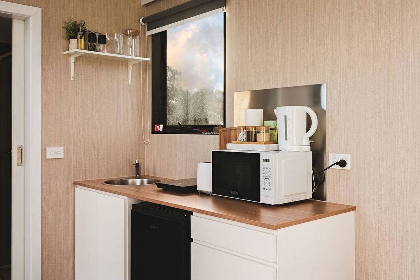 Peaceful Tiny House Retreat with Fire Pit and Landscape Views in Victoria