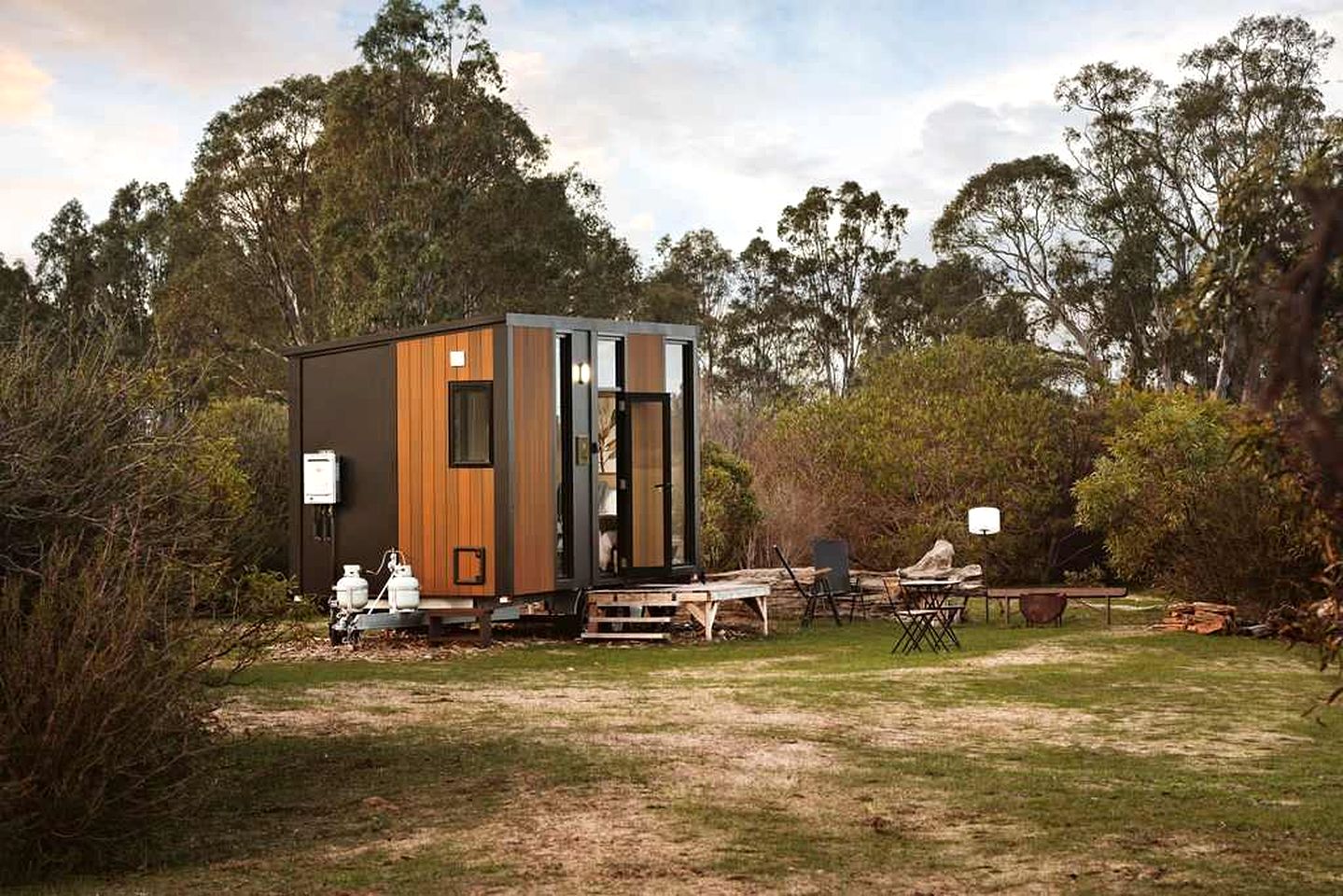 Peaceful Tiny House Retreat with Fire Pit and Landscape Views in Victoria