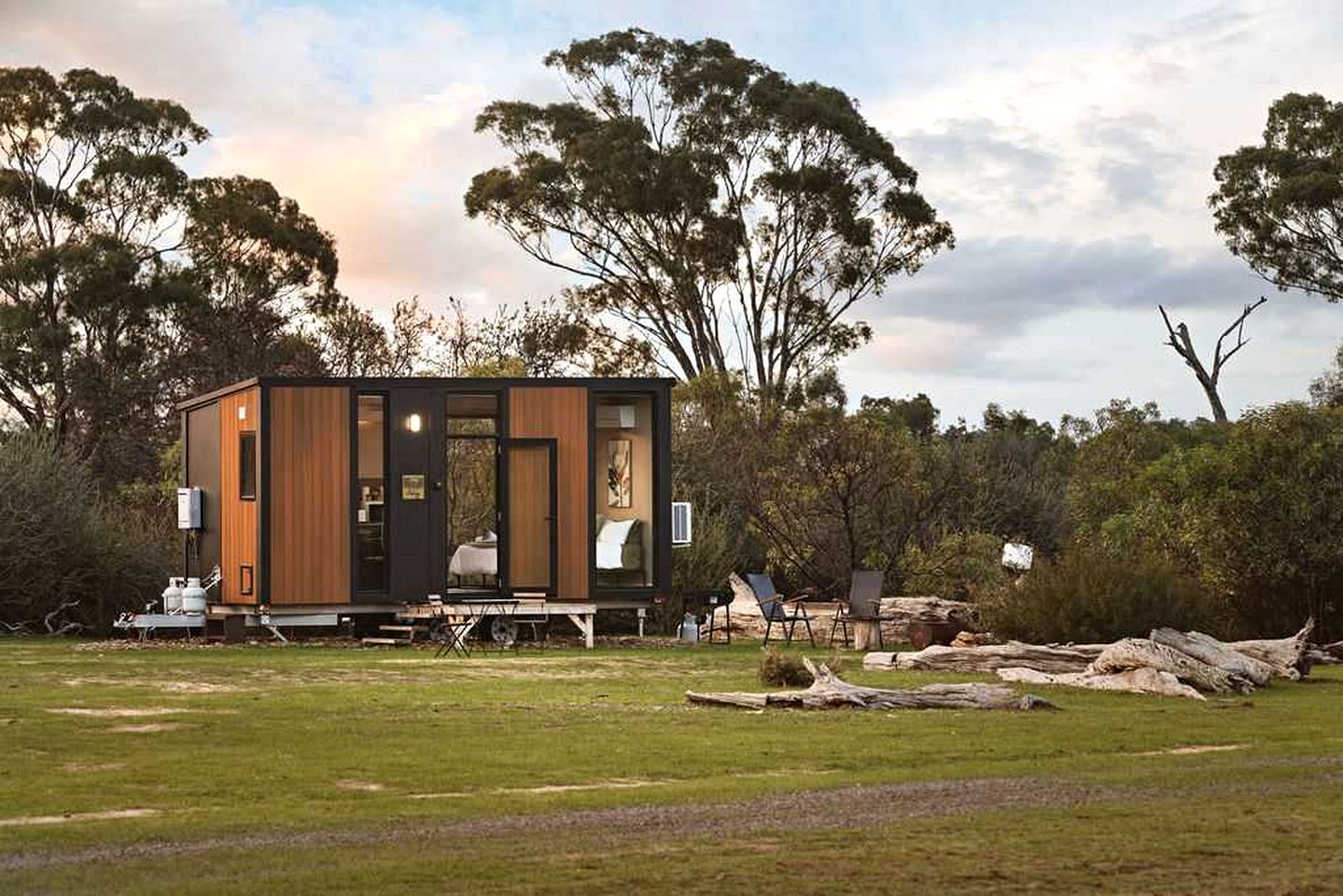 Peaceful Tiny House Retreat with Fire Pit and Landscape Views in Victoria