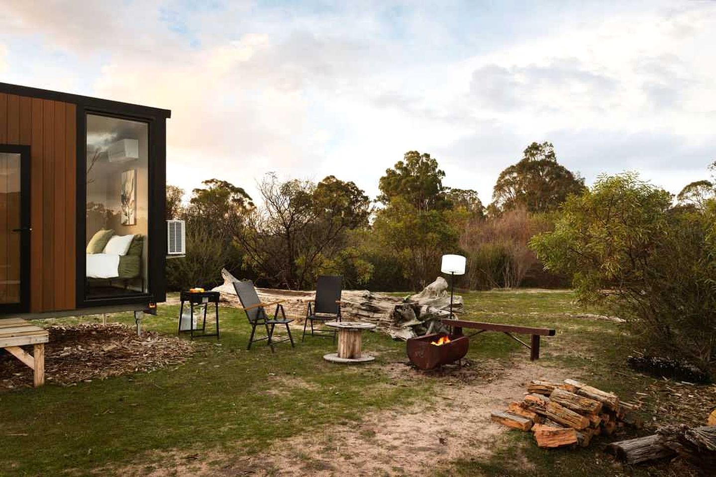 Peaceful Tiny House Retreat with Fire Pit and Landscape Views in Victoria