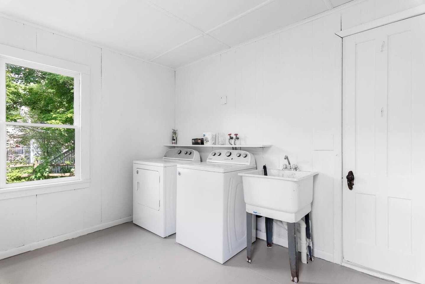 Peaceful Village Retreat Blending Rustic Charm with Modern Style in Bovina, New York