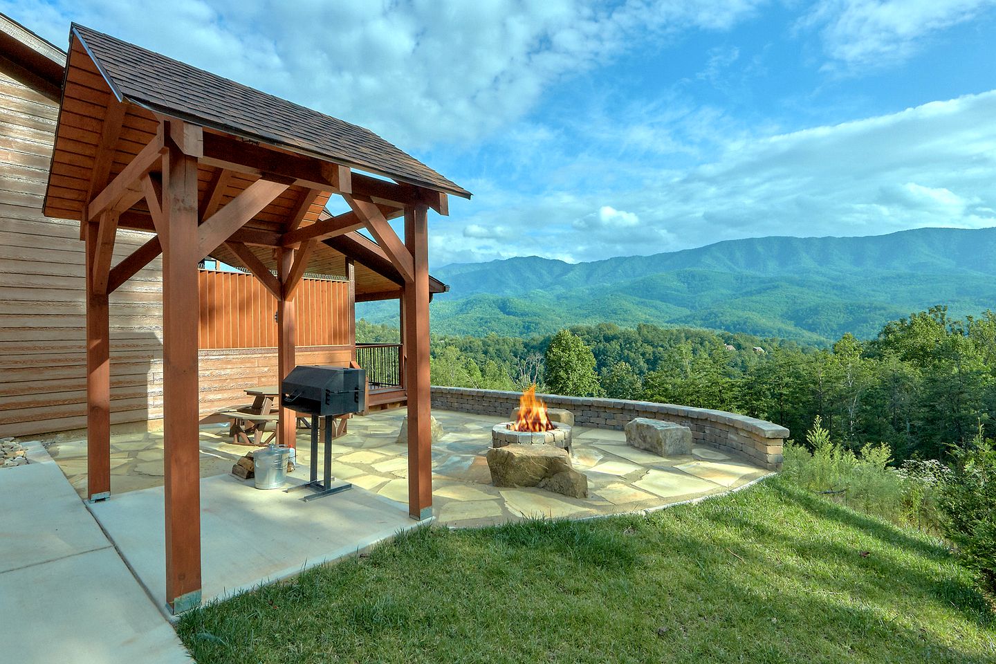 Vacation Rental for Four in Gatlinburg with Fire-Pit and Spectacular Views of the Great Smoky Mountains