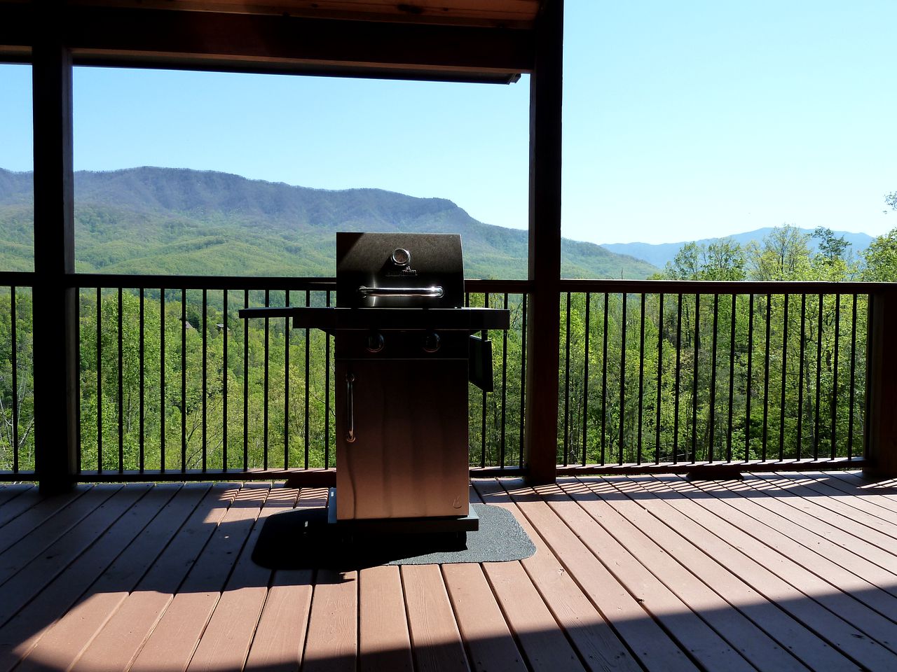 Vacation Rental for Four in Gatlinburg with Fire-Pit and Spectacular Views of the Great Smoky Mountains