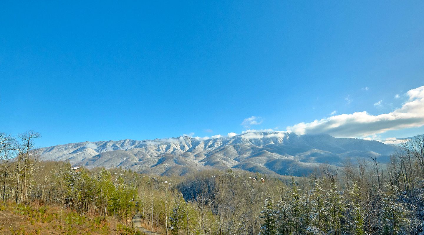 Vacation Rental for Four in Gatlinburg with Fire-Pit and Spectacular Views of the Great Smoky Mountains