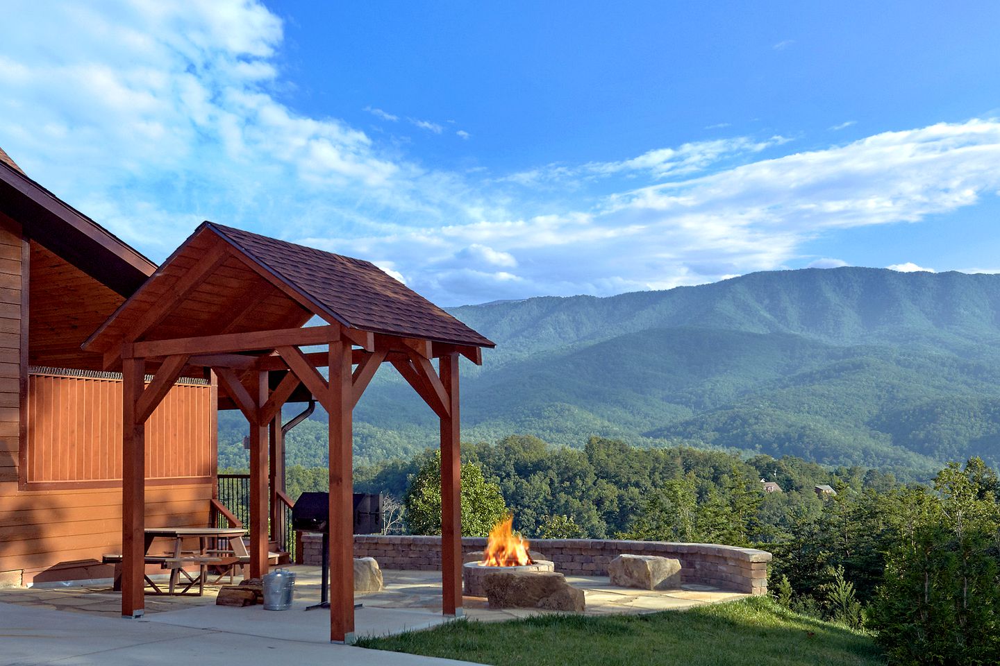 Vacation Rental for Four in Gatlinburg with Fire-Pit and Spectacular Views of the Great Smoky Mountains