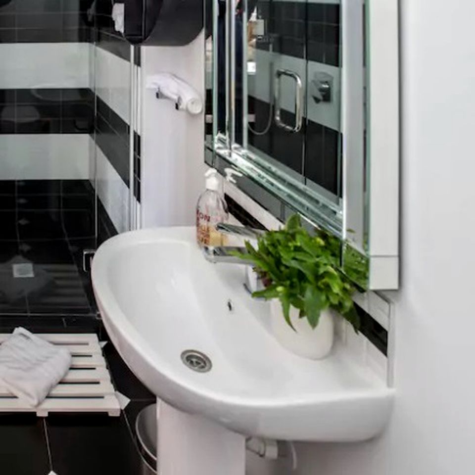 Beautifully Decorated Cottage Rental for Two Guests near Hamilton, New Zealand