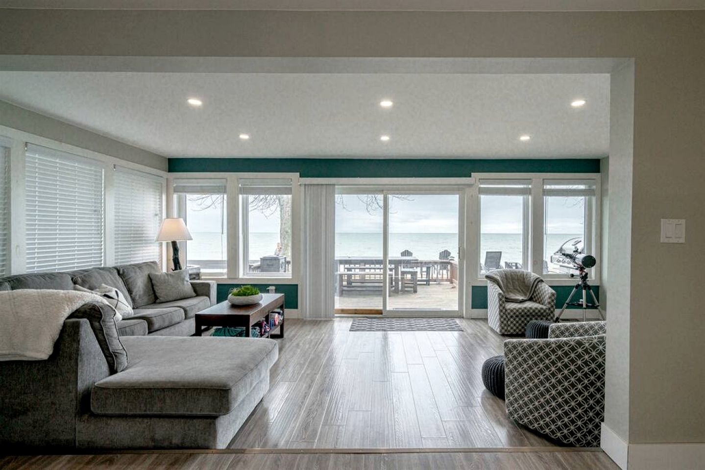 Luminous Retreat with Panoramic Beach Views in Ontario