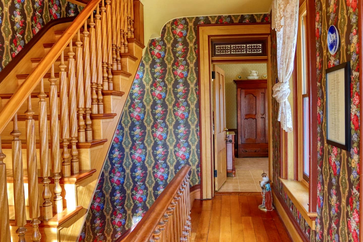 Historic Italianate Villa with Vintage Interiors, Perfect for a Weekend in a Luxurious Bed and Breakfast