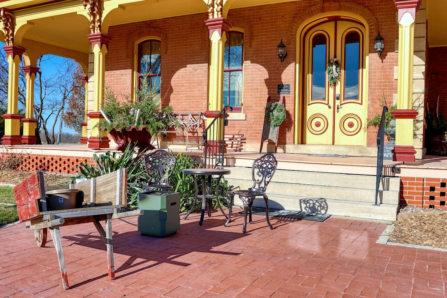 Historic Italianate Villa with Vintage Interiors, Perfect for a Weekend in a Luxurious Bed and Breakfast