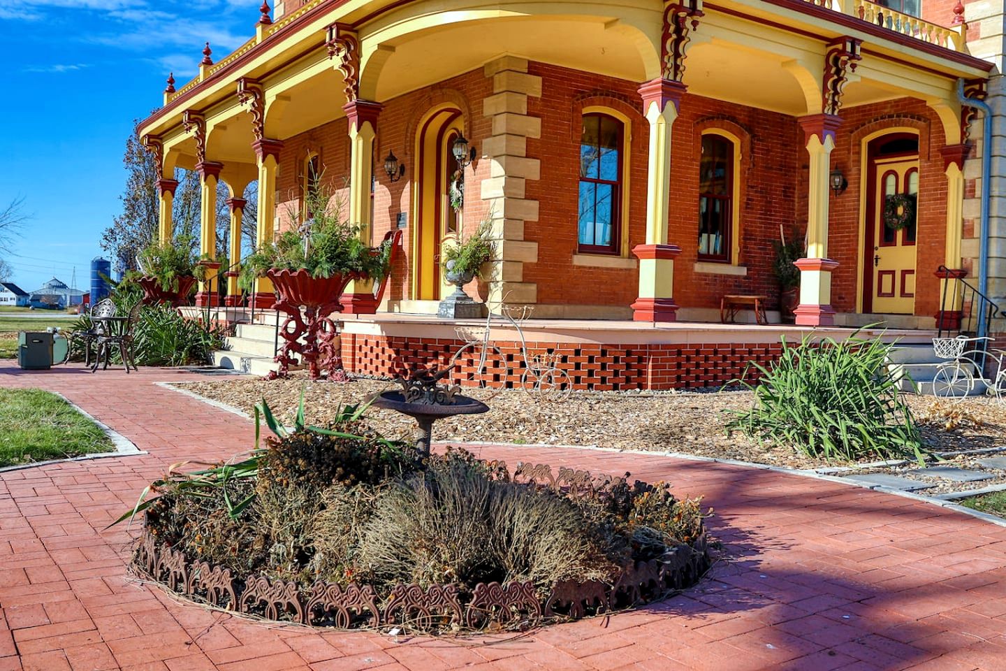 Historic Italianate Villa with Vintage Interiors, Perfect for a Weekend in a Luxurious Bed and Breakfast