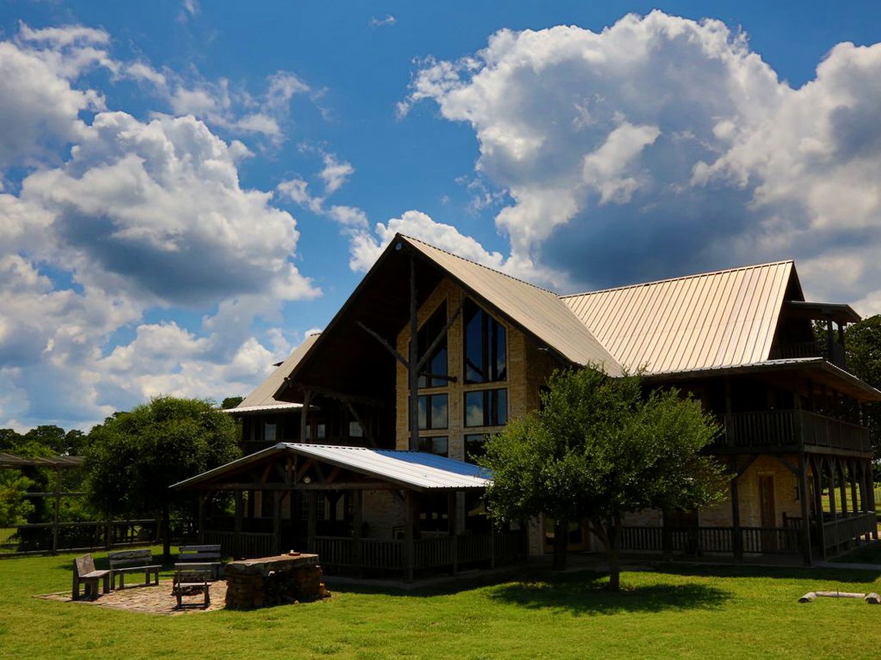 Gorgeous Luxury Cabin Rental Ideal for Large Groups near Dallas, Texas