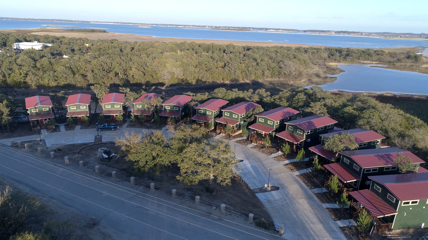 Perfect Family Glamping Spot: Fabulous Cabin with a Hot Tub by Lake Bridgeport, Texas