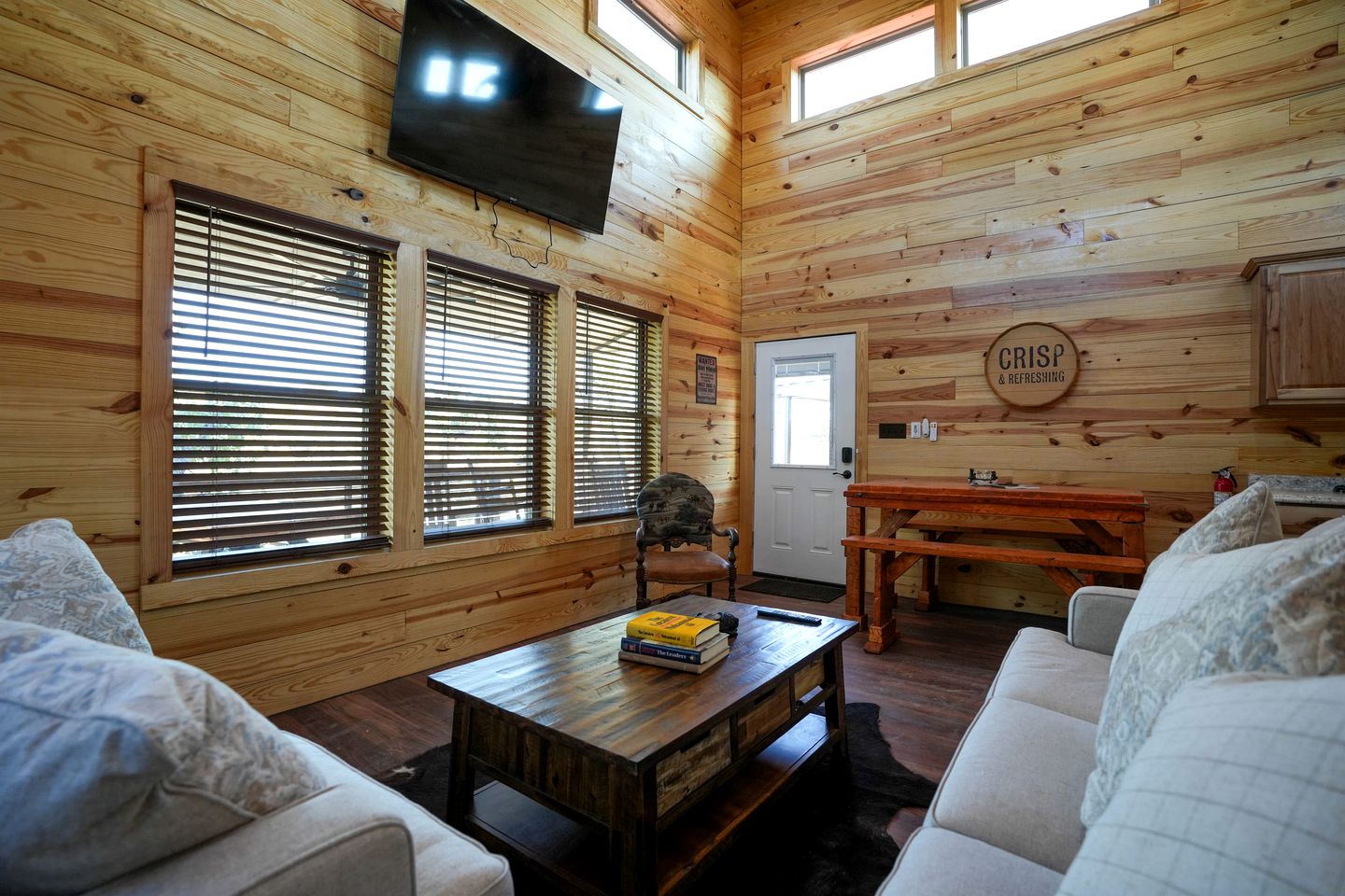 Perfect Family Glamping Spot: Fabulous Cabin with a Hot Tub by Lake Bridgeport, Texas