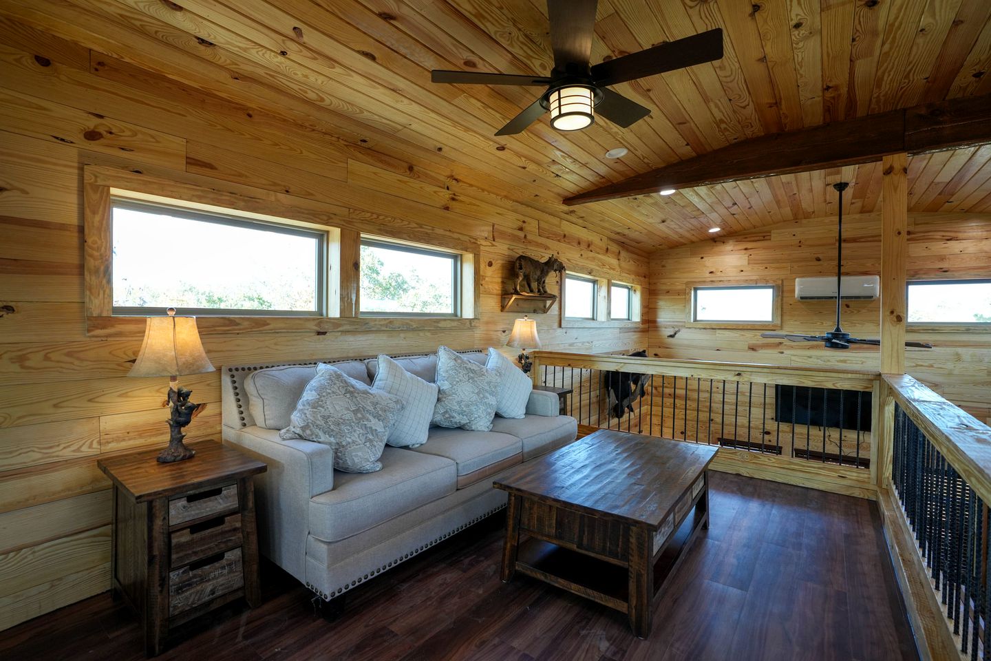 Perfect Family Glamping Spot: Fabulous Cabin with a Hot Tub by Lake Bridgeport, Texas