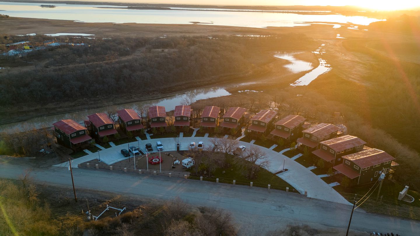 Perfect Family Glamping Spot: Fabulous Cabin with a Hot Tub by Lake Bridgeport, Texas