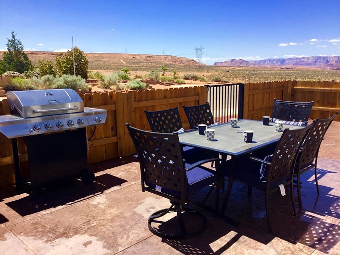 Pet-Friendly Modern Vacation Home with Vermilion Cliffs Views, Boat Parking & Fenced Yard near Horseshoe Bend & Lake Powell, Page Arizona