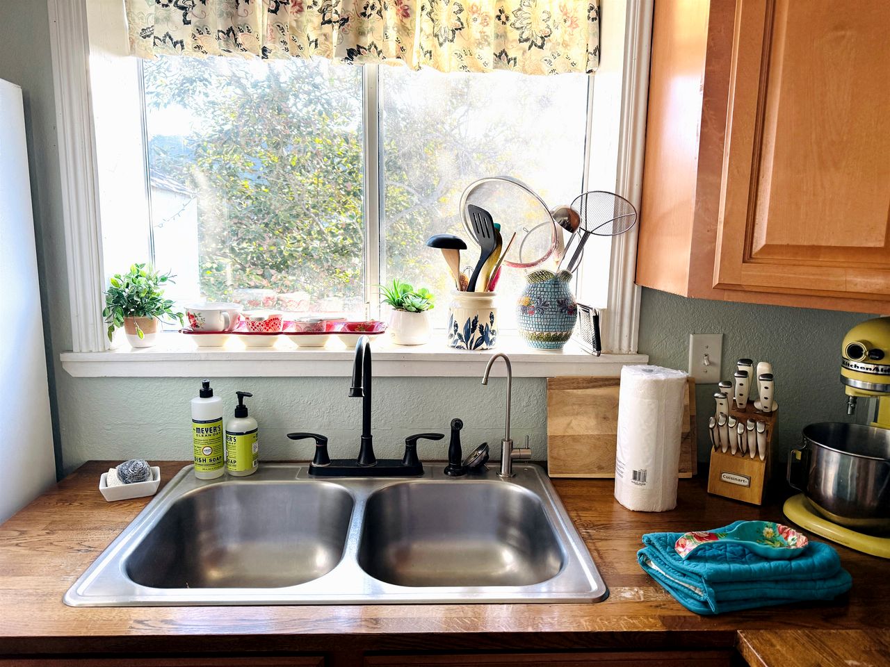 Pet Friendly Breathtaking Cottage with Great Views and Hot-tub in Rainbow, California